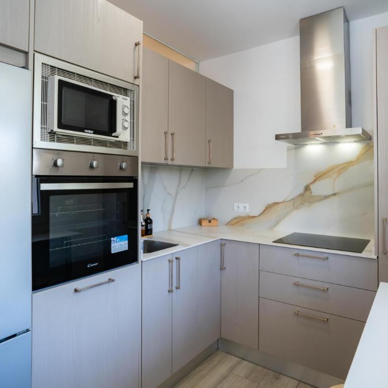 Spacious Malaga House with private walled-in yard - Casa Vacacional de 3 dormitorios - 8