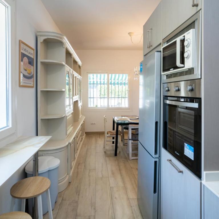 Spacious Malaga House with private walled-in yard - Casa Vacacional de 3 dormitorios - 14