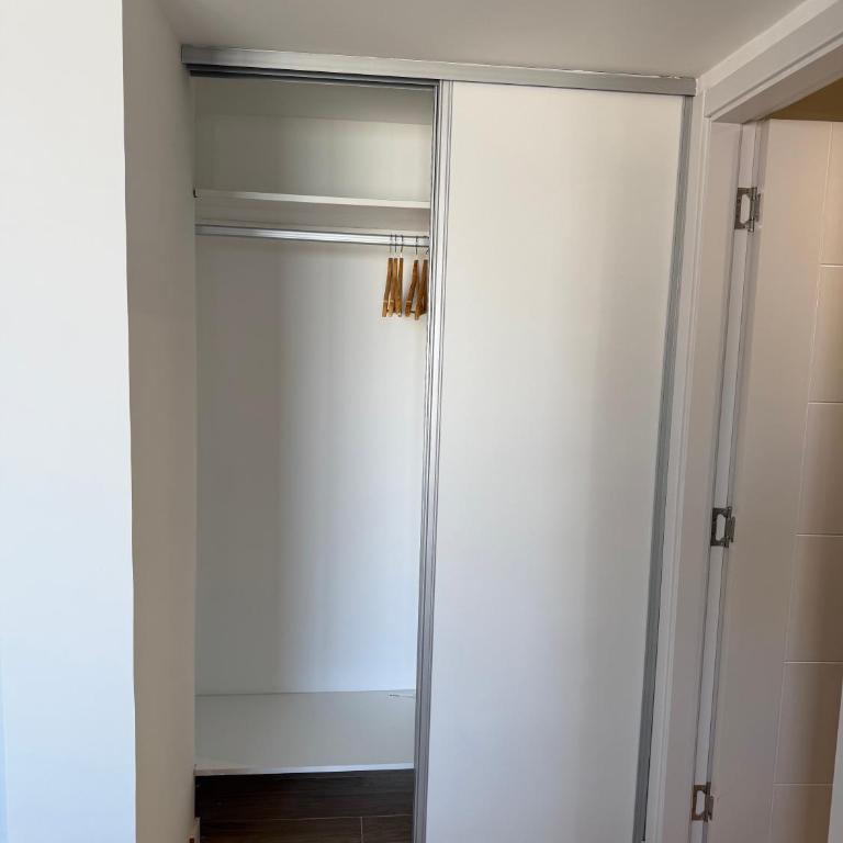 MarDelSuites - Studios Modernos Piso Alto - Vista al Mar, Pileta, Cochera, AC, 2min Playa - Studio with Sea View - 10
