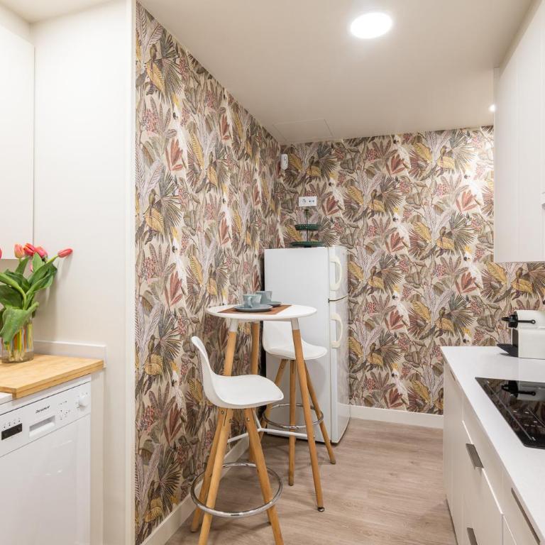 Chic Aparment Barcelona near Plaza España - Two-Bedroom Apartment - 10