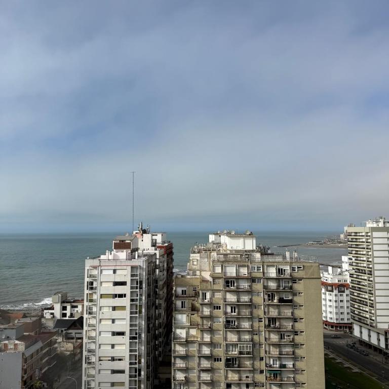 MarDelSuites - Studios Modernos Piso Alto - Vista al Mar, Pileta, Cochera, AC, 2min Playa - Studio with Sea View - 15