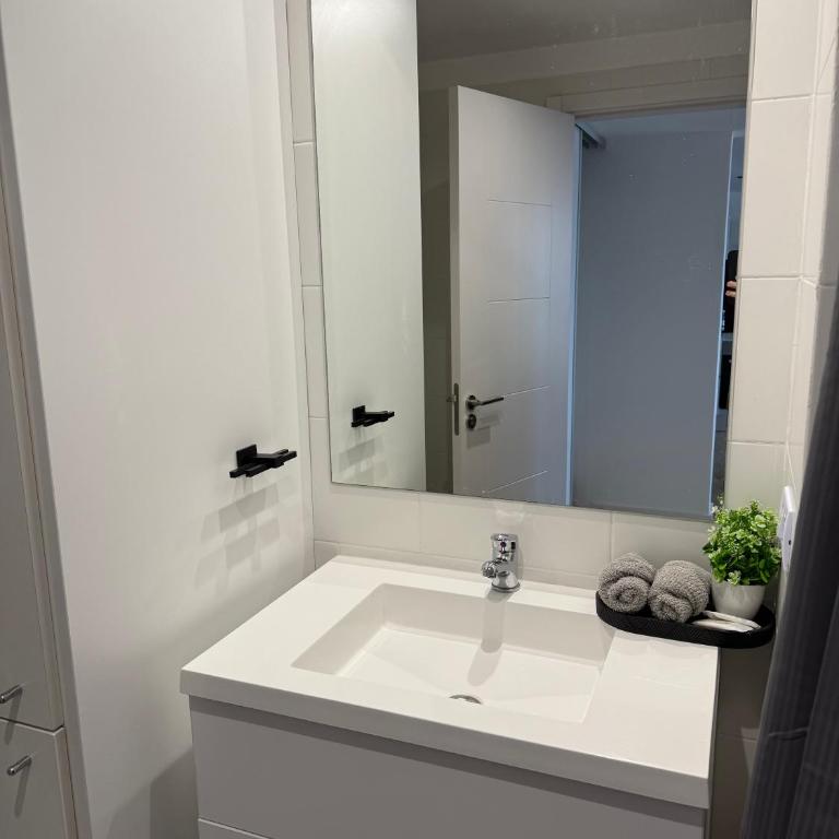 MarDelSuites - Studios Modernos Piso Alto - Vista al Mar, Pileta, Cochera, AC, 2min Playa - Studio with Sea View - 25