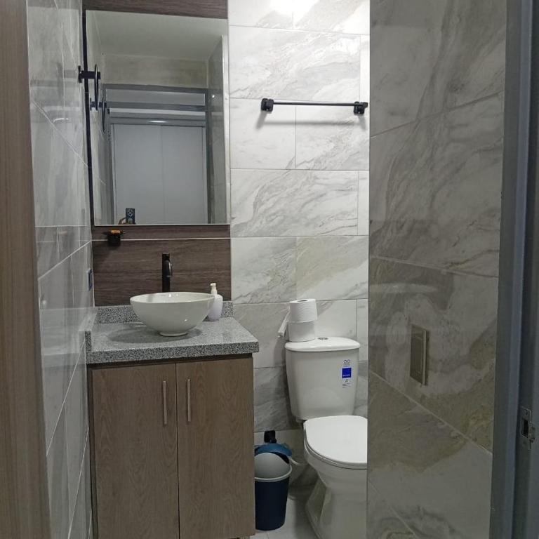 APTO 201 Cerca al Centro Comercial Estacion - Apartamento de 2 dormitorios con balcón - 34