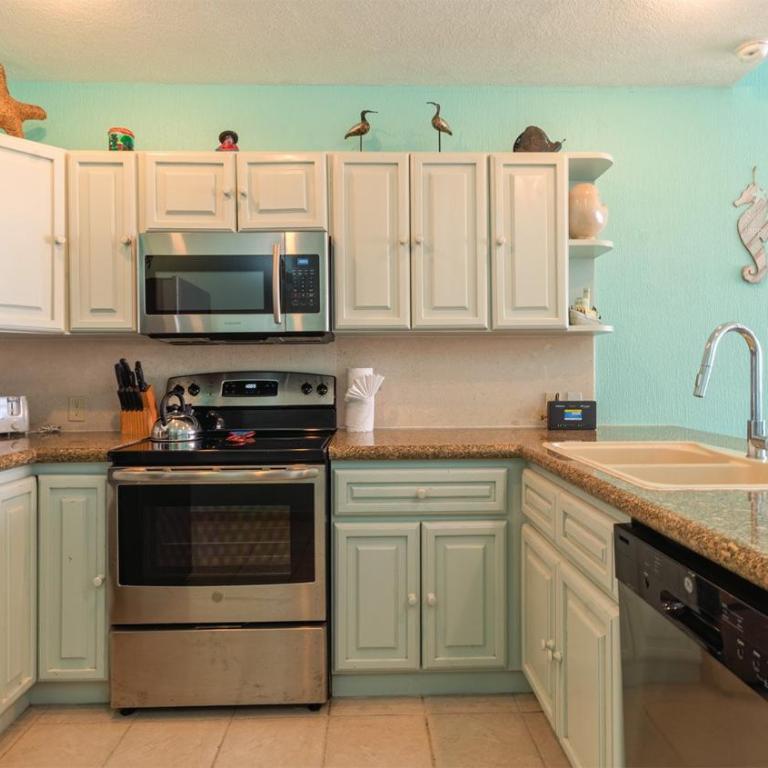 Nicely Decorated Oceanfront - Vacation Home - 11