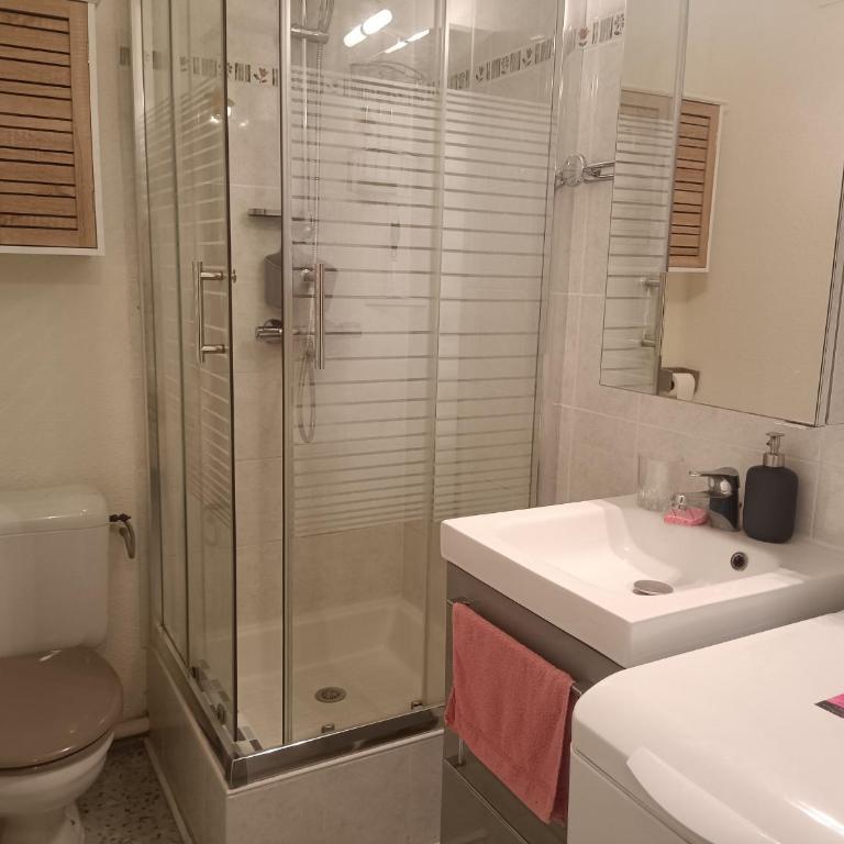 T2 Rénové avec Terrasse et Parking Sécurisé - Apartamento de 1 dormitorio - 2