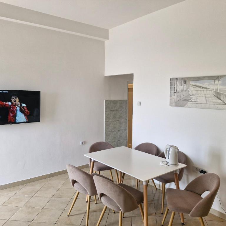 Apartments Plaza - Queen Room with Two Queen Beds - Disability Access - 9
