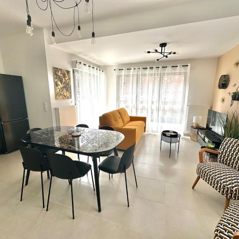 Charles - Appartement 6 pers avec Parking et Balcon à deux pas de la plage - Two-Bedroom Apartment with Terrace - 10