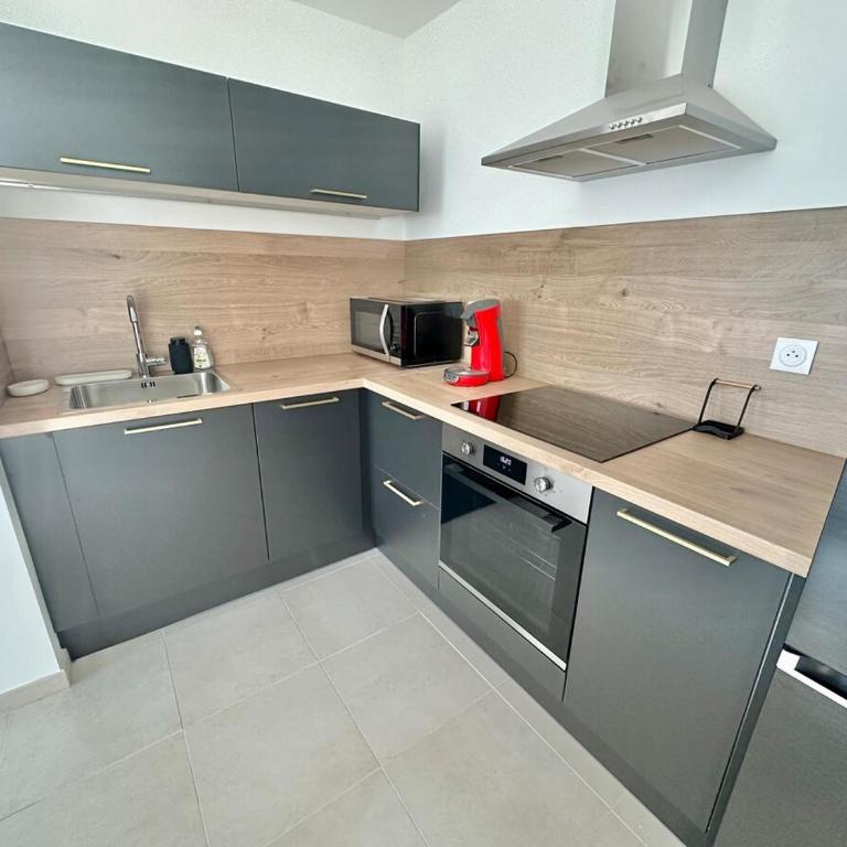 Charles - Appartement 6 pers avec Parking et Balcon à deux pas de la plage - Two-Bedroom Apartment with Terrace - 7