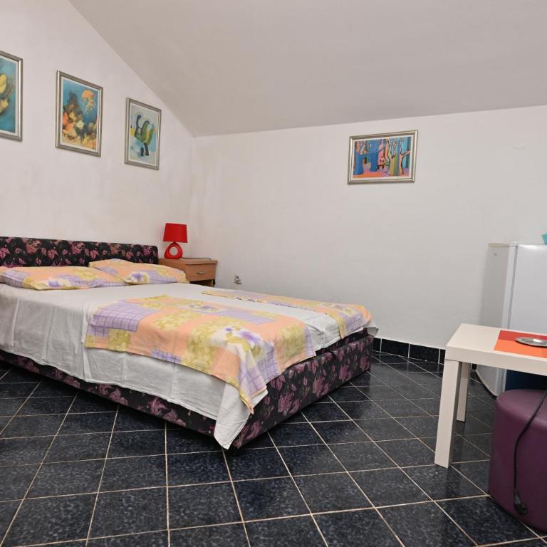 Apartments Holiday - Dvokrevetna Soba sa Bračnim Krevetom i Balkonom - 3