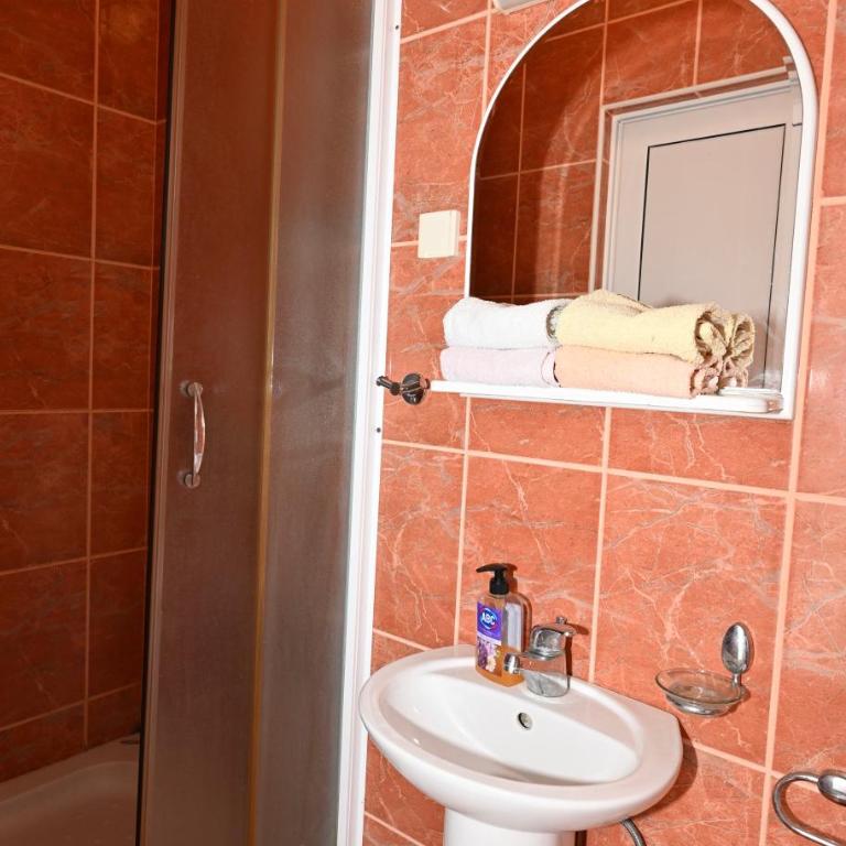 Apartments Holiday - Dvokrevetna Soba sa Bračnim Krevetom i Balkonom - 1