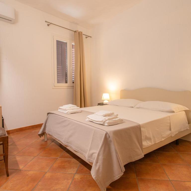 Porto Vecchio Rooms - Camera Quadrupla con Bagno in Comune - 1