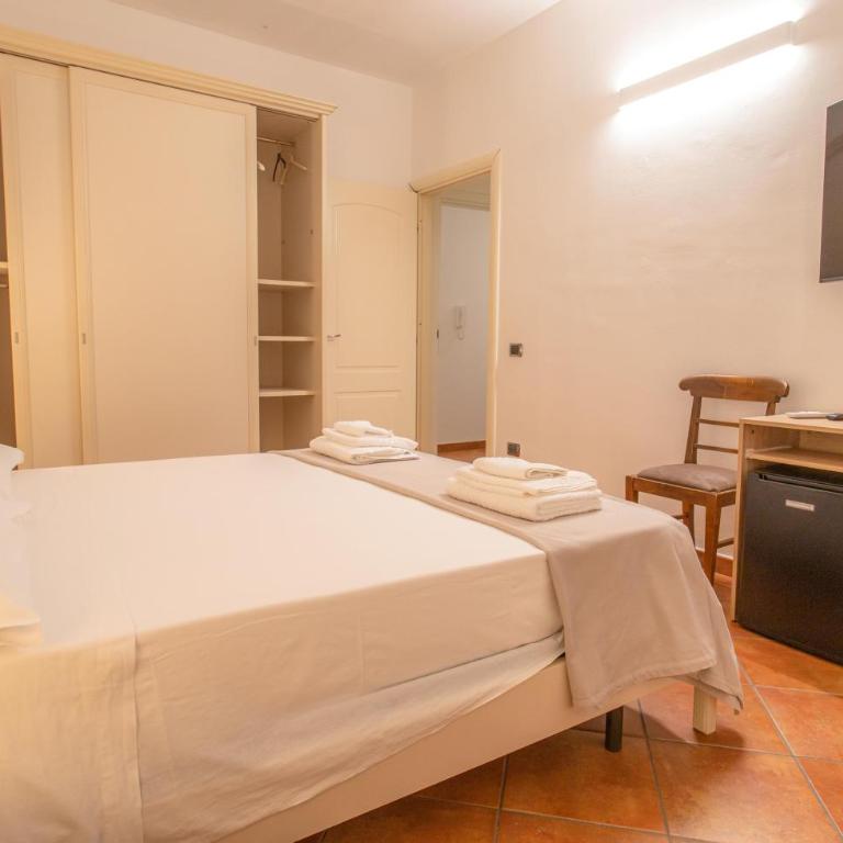 Porto Vecchio Rooms - Camera Quadrupla con Bagno in Comune - 2