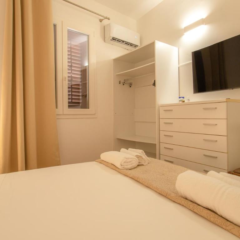 Porto Vecchio Rooms - Camera Quadrupla con Bagno in Comune - 8