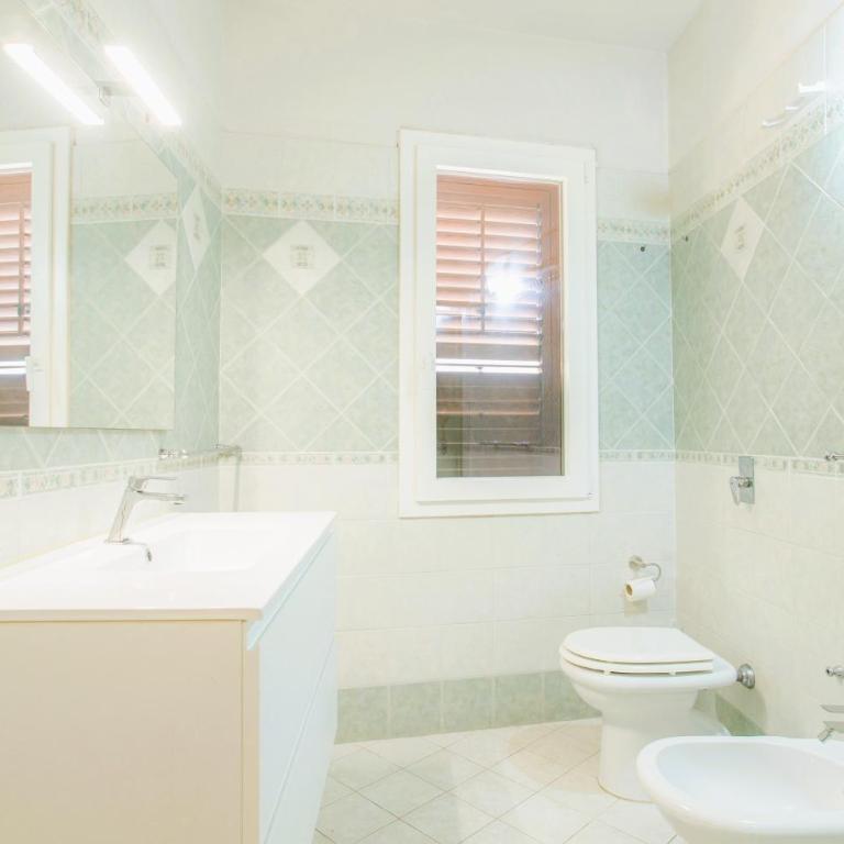 Porto Vecchio Rooms - Camera Quadrupla con Bagno in Comune - 9