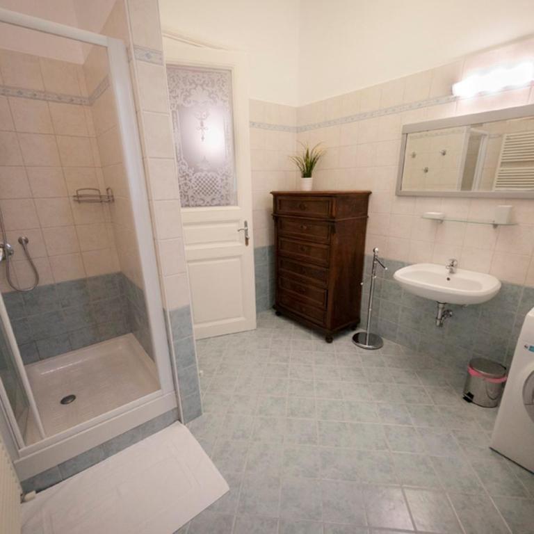 Domus Liberta - Art Nouveau Rooms Stazione - Camera Familiare con Bagno Privato - 8