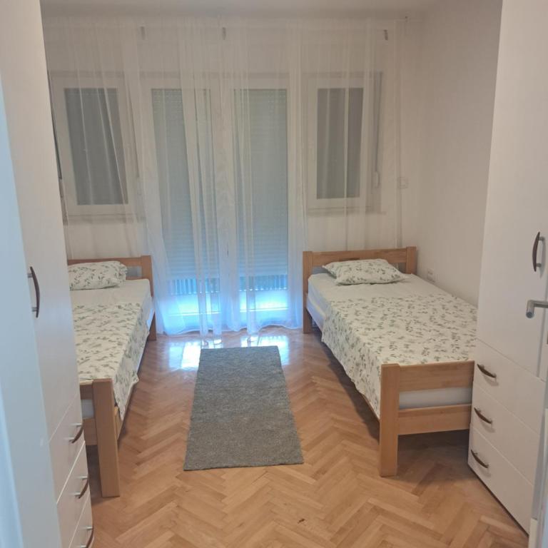 Avenue Flat - Two-Bedroom Apartment - 2