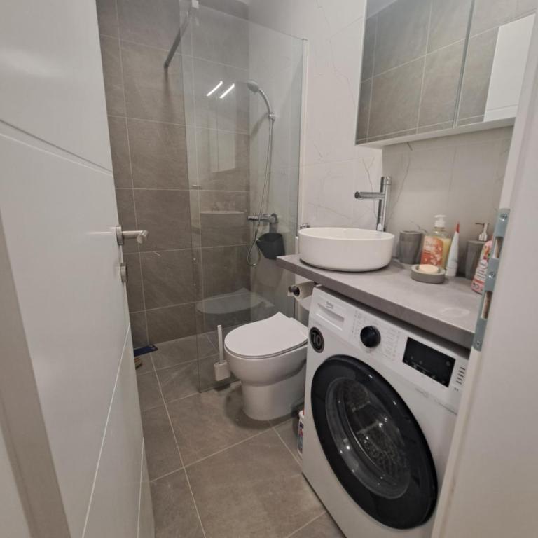 Avenue Flat - Two-Bedroom Apartment - 8