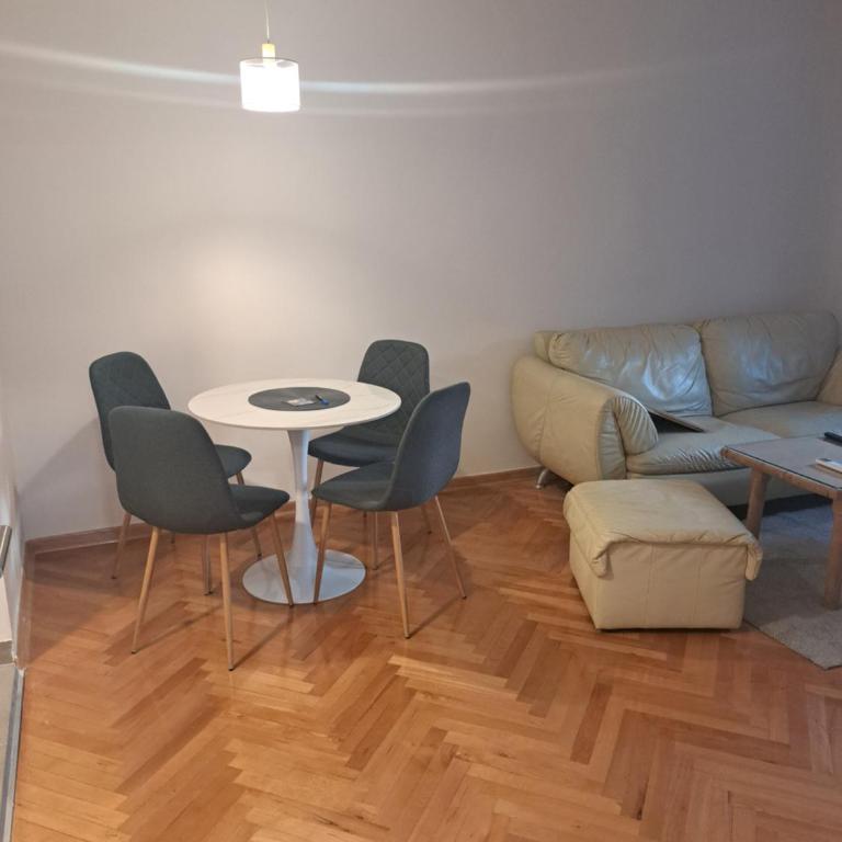 Avenue Flat - Two-Bedroom Apartment - 14