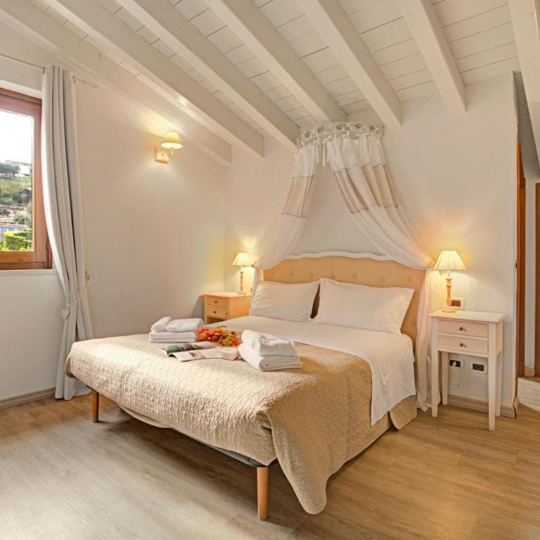 Agriturismo Cascina Crocelle - Lake View and Heated Pool - Two Bedroom Apartment with Private Balcony - 1