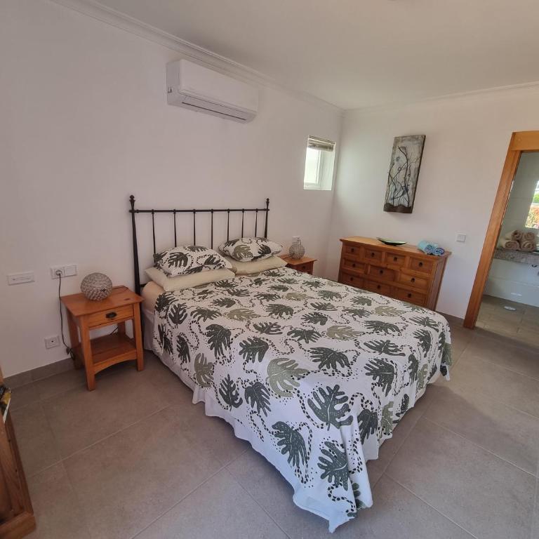Extremely Private Villa, Heated Pool & Jacuzzi, Pool Wet Bar, Great Views. - Three-Bedroom Villa - 14