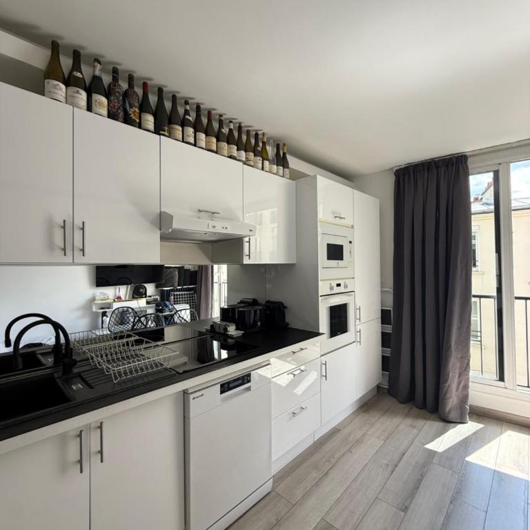 Apartment Like HOME with AC, Arc de Triomphe, Champs Élysées, Tour Eiffel - Studio avec Balcon - 10