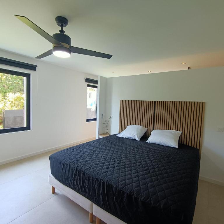 Vue et emplacement d'exception à 20 m de la plage des Sablettes - Villa - Côté Plage - 31