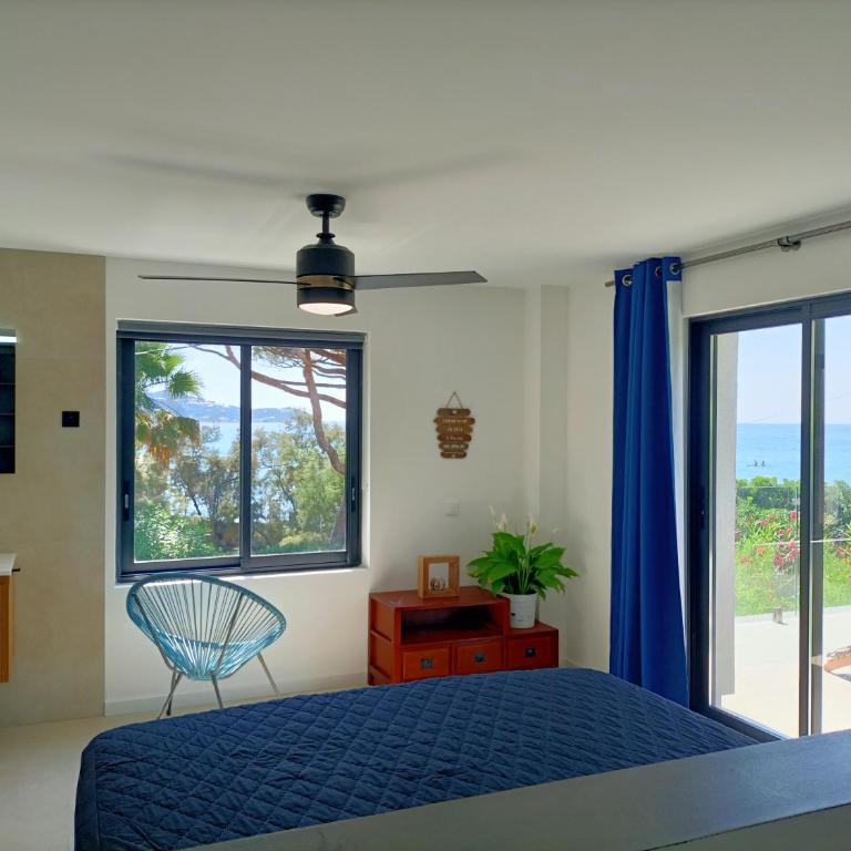 Vue et emplacement d'exception à 20 m de la plage des Sablettes - Villa - Côté Plage - 26