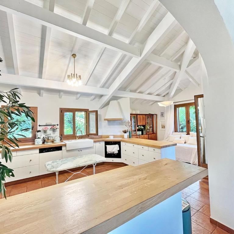 Villa Hau'Oli, 4 chambres, spacieuse, piscine privée, grand jardin fleuri vue golf et 8min à pied de la plage - Villa - 8