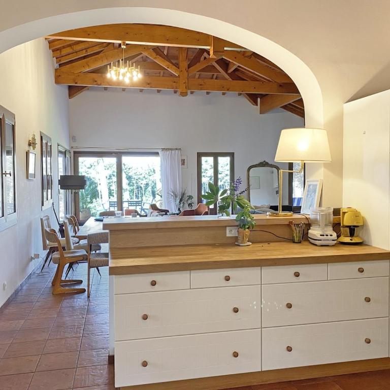 Villa Hau'Oli, 4 chambres, spacieuse, piscine privée, grand jardin fleuri vue golf et 8min à pied de la plage - Villa - 27