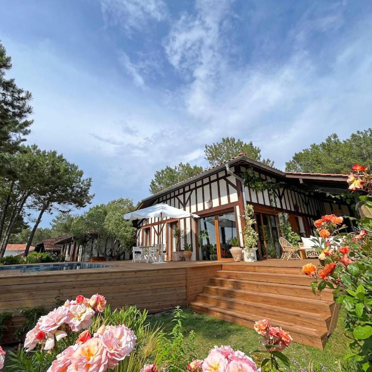 Villa Hau'Oli, 4 chambres, spacieuse, piscine privée, grand jardin fleuri vue golf et 8min à pied de la plage - Villa - 30
