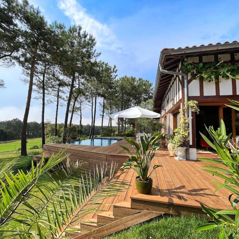 Villa Hau'Oli, 4 chambres, spacieuse, piscine privée, grand jardin fleuri vue golf et 8min à pied de la plage - Villa - 32