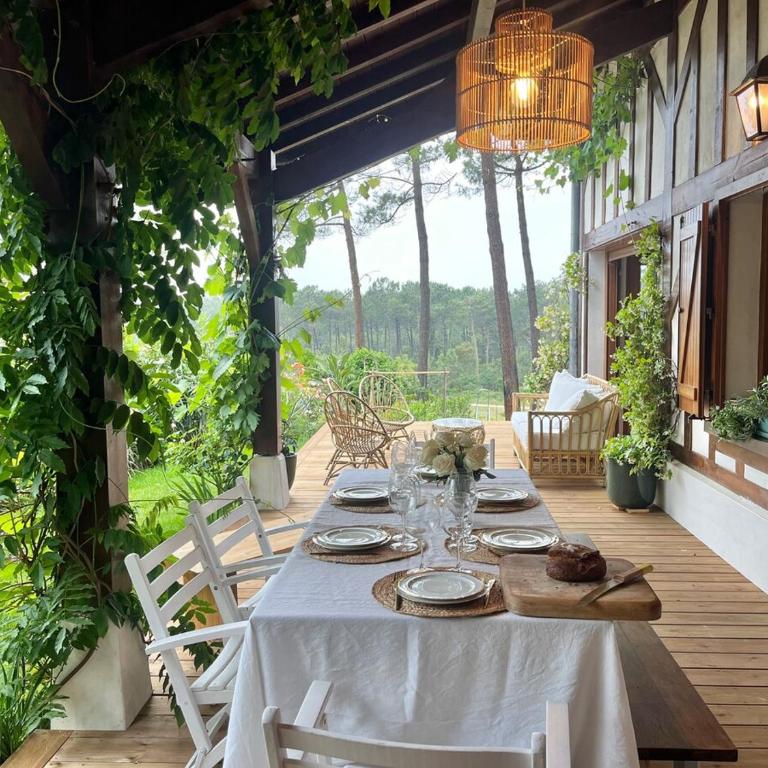Villa Hau'Oli, 4 chambres, spacieuse, piscine privée, grand jardin fleuri vue golf et 8min à pied de la plage - Villa - 31