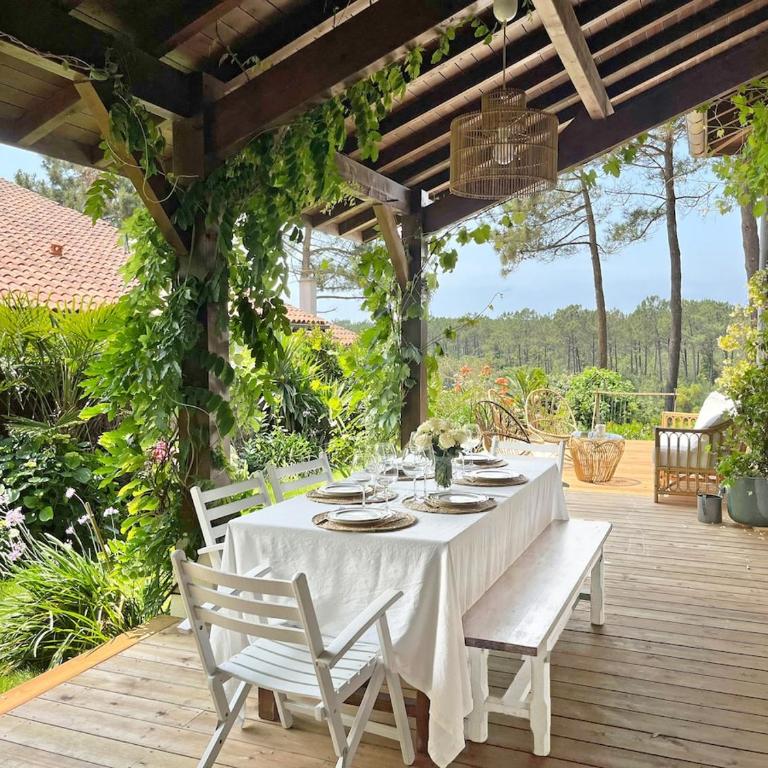 Villa Hau'Oli, 4 chambres, spacieuse, piscine privée, grand jardin fleuri vue golf et 8min à pied de la plage - Villa - 5
