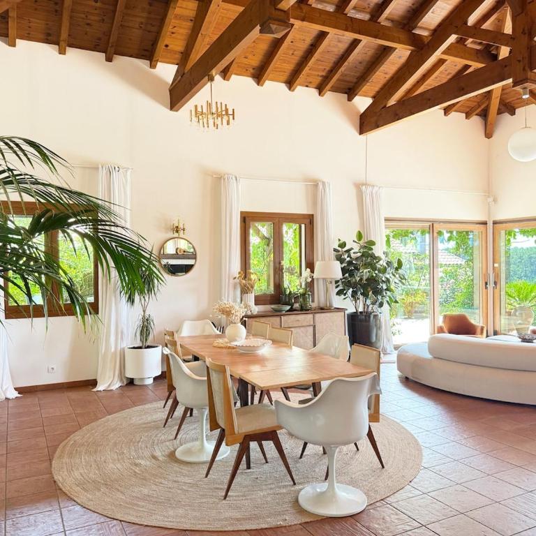 Villa Hau'Oli, 4 chambres, spacieuse, piscine privée, grand jardin fleuri vue golf et 8min à pied de la plage - Villa - 15