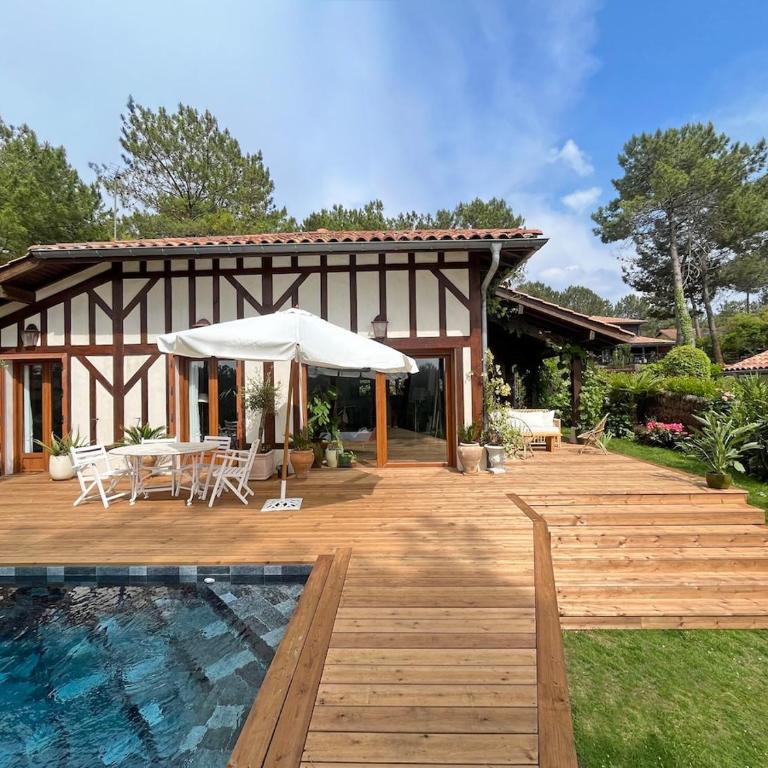 Villa Hau'Oli, 4 chambres, spacieuse, piscine privée, grand jardin fleuri vue golf et 8min à pied de la plage - Villa - 14