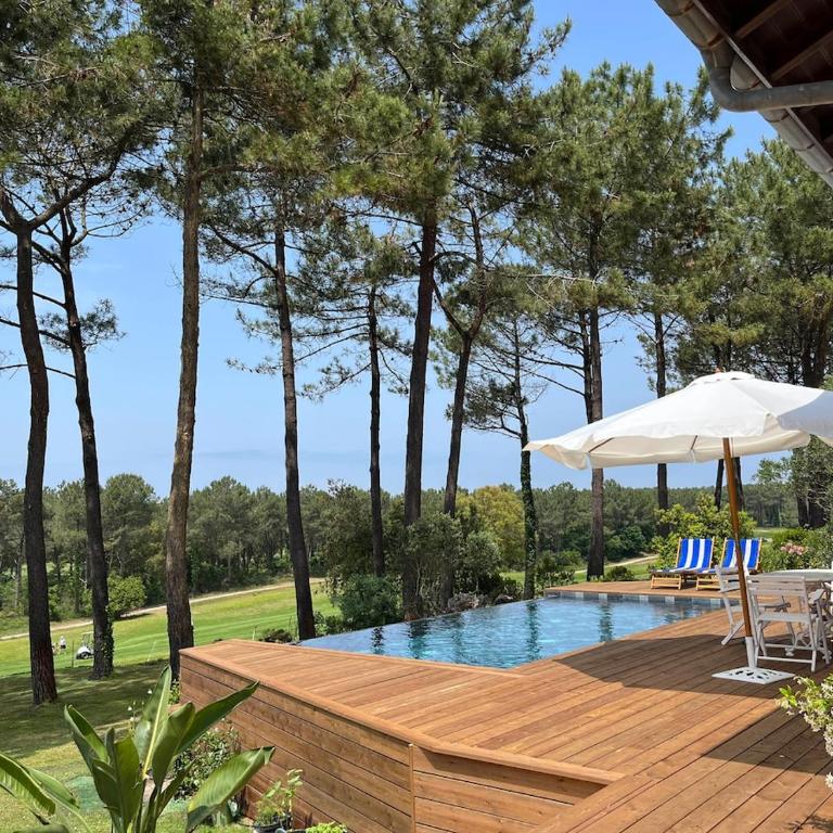 Villa Hau'Oli, 4 chambres, spacieuse, piscine privée, grand jardin fleuri vue golf et 8min à pied de la plage - Villa - 13