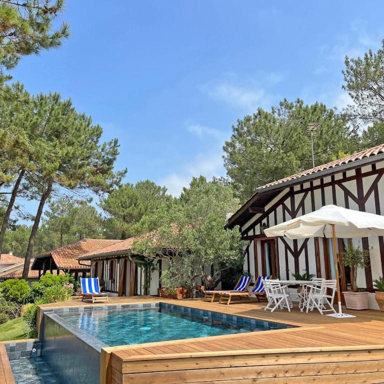 Villa Hau'Oli, 4 chambres, spacieuse, piscine privée, grand jardin fleuri vue golf et 8min à pied de la plage - Villa - 46