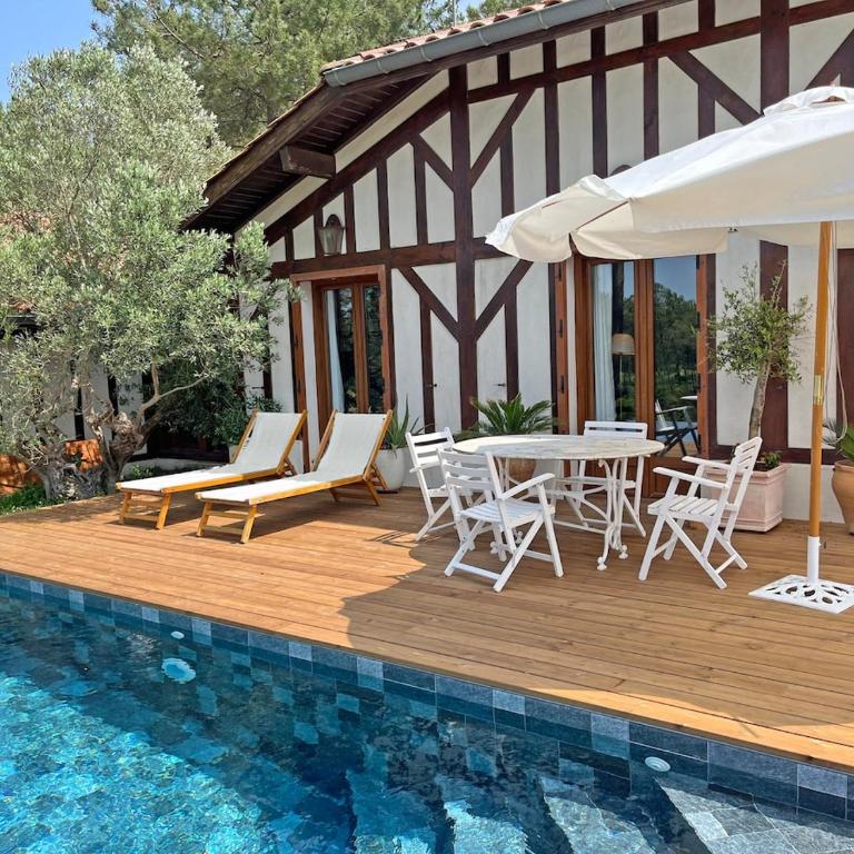 Villa Hau'Oli, 4 chambres, spacieuse, piscine privée, grand jardin fleuri vue golf et 8min à pied de la plage - Villa - 47