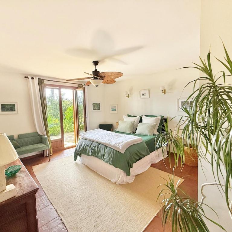 Villa Hau'Oli, 4 chambres, spacieuse, piscine privée, grand jardin fleuri vue golf et 8min à pied de la plage - Villa - 9