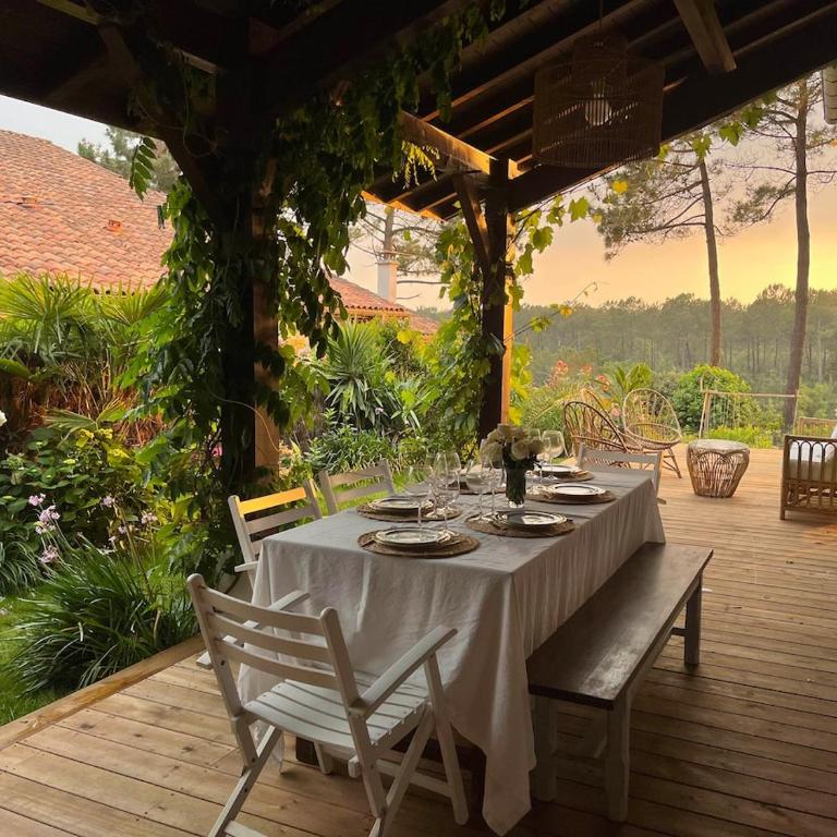 Villa Hau'Oli, 4 chambres, spacieuse, piscine privée, grand jardin fleuri vue golf et 8min à pied de la plage - Villa - 49