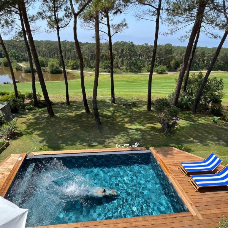 Villa Hau'Oli, 4 chambres, spacieuse, piscine privée, grand jardin fleuri vue golf et 8min à pied de la plage - Villa - 3