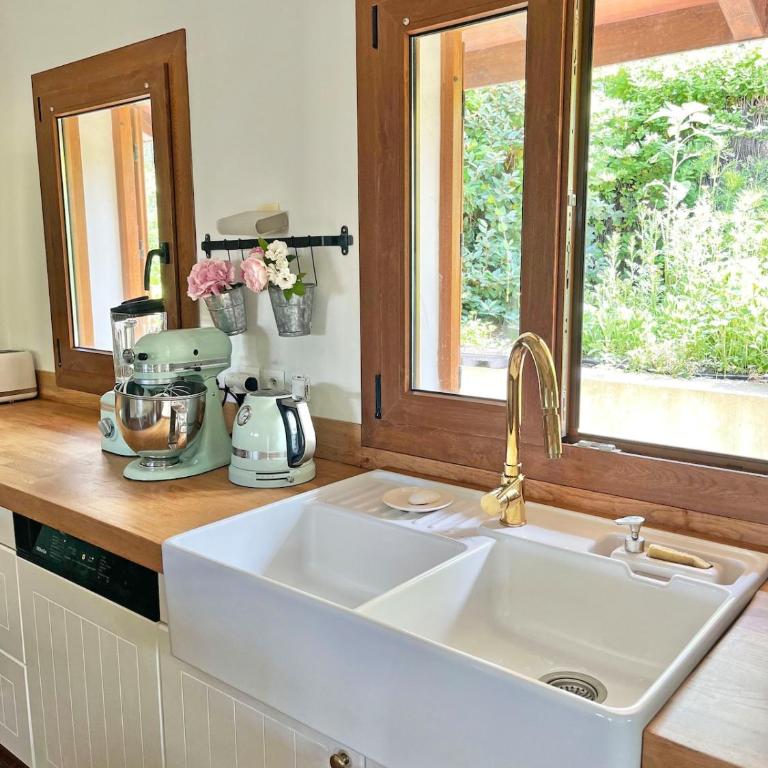 Villa Hau'Oli, 4 chambres, spacieuse, piscine privée, grand jardin fleuri vue golf et 8min à pied de la plage - Villa - 25