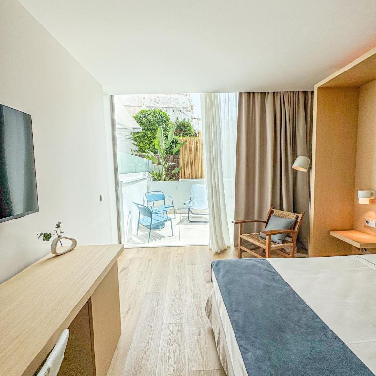 Alenti Sitges Hotel - Habitación Deluxe con patio y bañera de hidromasaje - 1