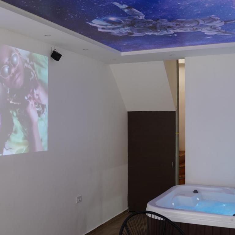 Jacuzzi Sensation - One-Bedroom Apartment - 8