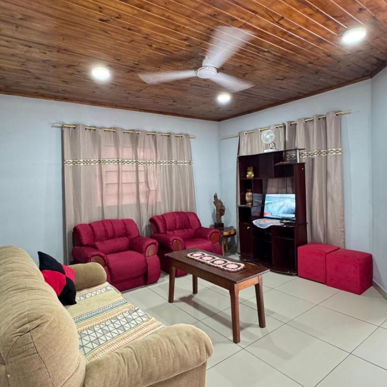Casa Amplia - Three-Bedroom House - 9