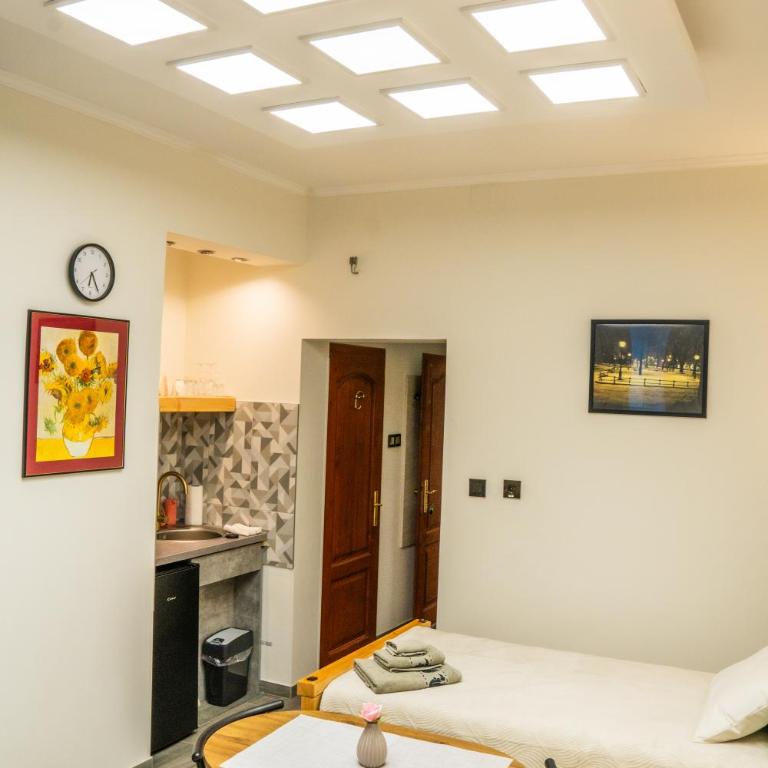 Teatar Rooms Subotica 3 - Twin Room with Private Bathroom - 4