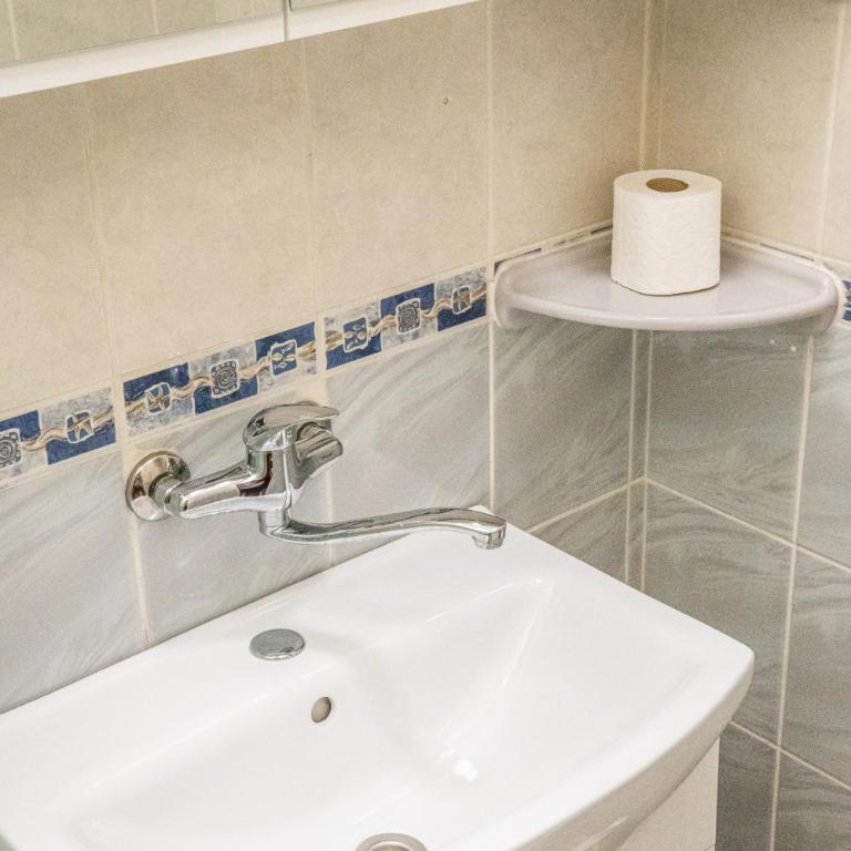 Teatar Rooms Subotica 3 - Twin Room with Private Bathroom - 26