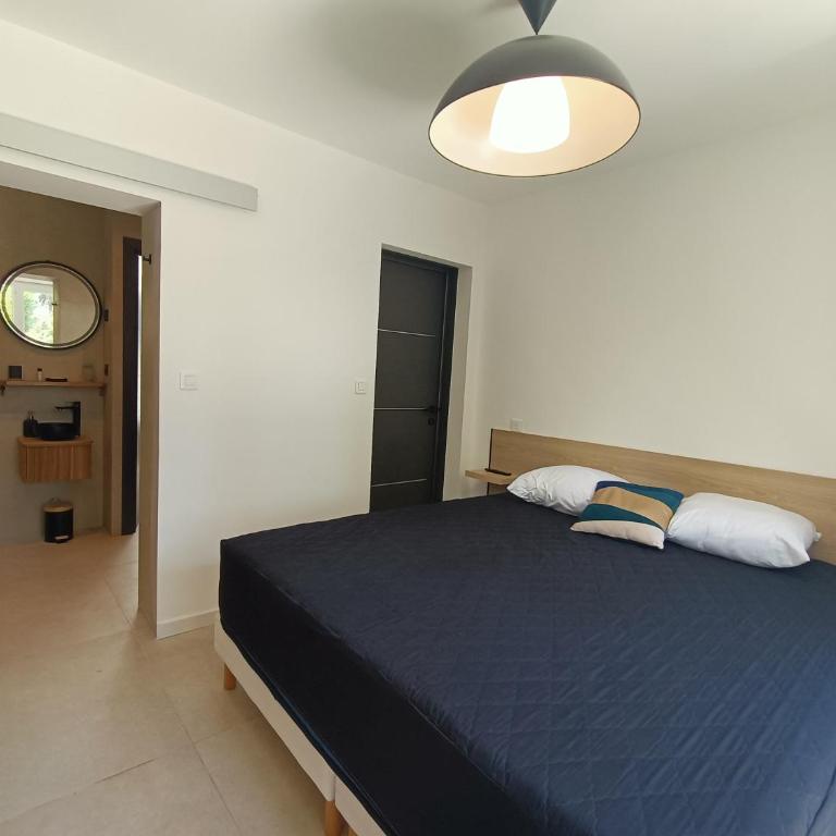 Vue et emplacement d'exception à 20 m de la plage des Sablettes - Villa - Côté Plage - 42