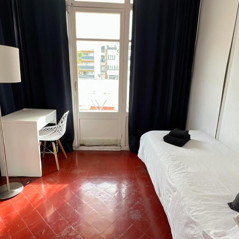 Des Artistes - Superior Triple Room with Balcony and Shared Bathroom - 6