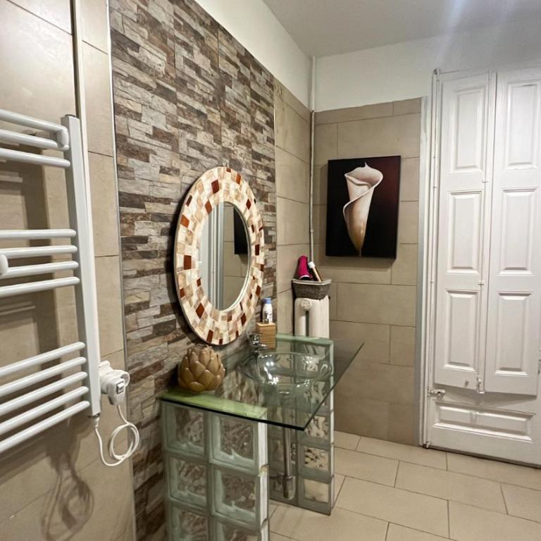 Des Artistes - Superior Double Room with Balcony and Shared Bathroom - 9
